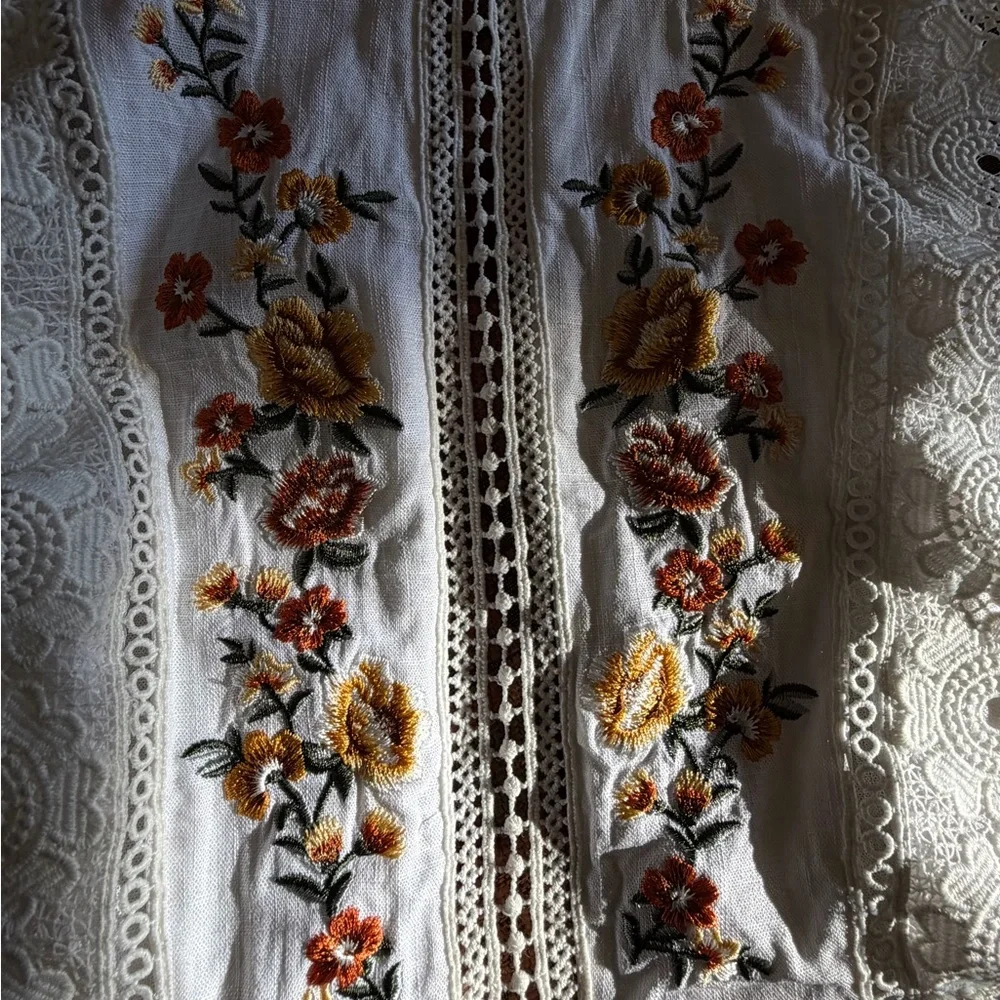 Forever 21 White Crochet Lace Blouse with Cream Trim - Picture 2 of 5